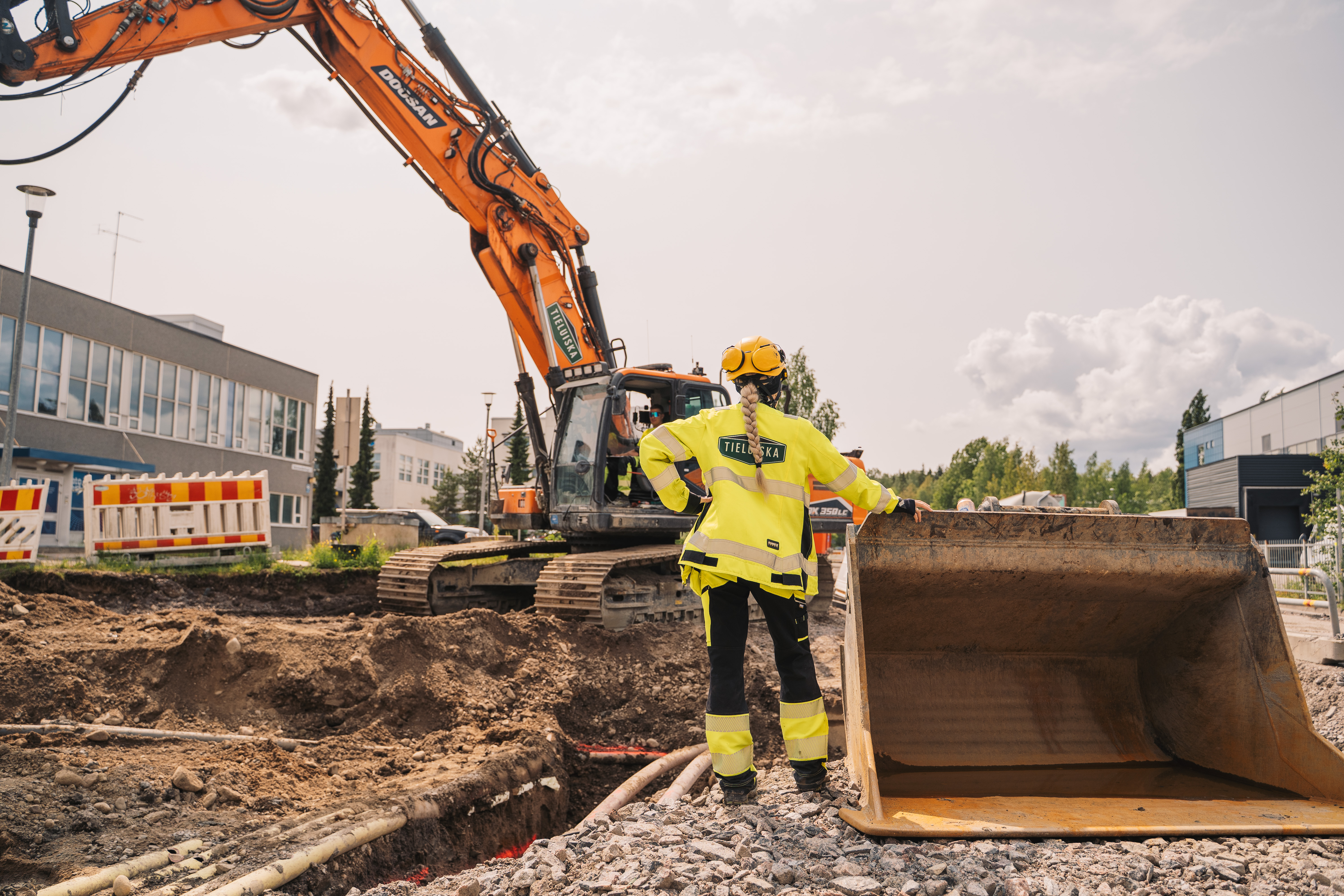 Real-Time Situational Awareness in Urban Infrastructure Construction